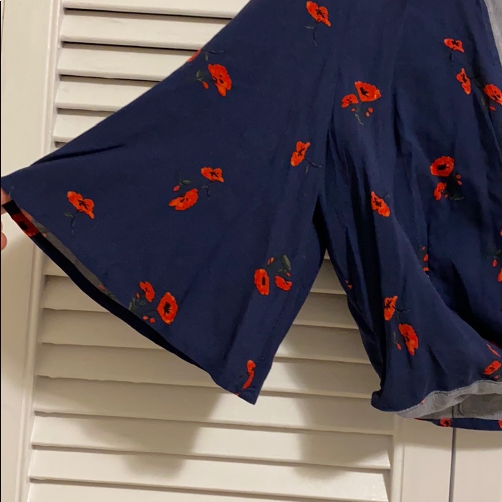 Bleuh Ciel Floral Flutter Sleeve Crop Top - Picture 4 of 6